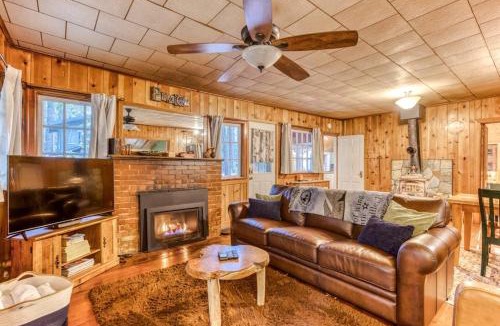 Welches House | Creek-side cabin with private hot tub & fireplace - near hiking trails & slopes