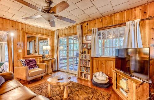 Welches House | Creek-side cabin with private hot tub & fireplace - near hiking trails & slopes