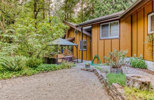 Mount Hood Village House | Creekside Cabin