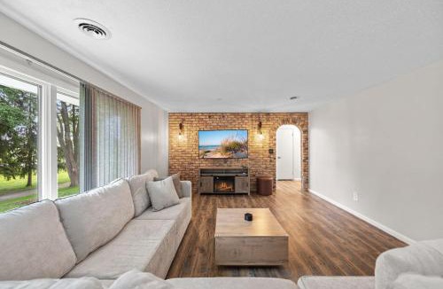 Baroda House | Creekside Lodge w Pool Retreat Billiards & Arcade