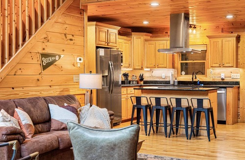 Beech Mountain Cabin | Creekside Log Cabin with Hot Tub & Arcade Games