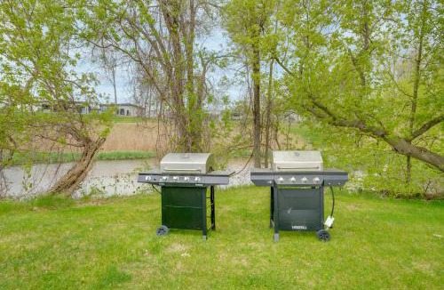 Port Huron House | Creekside Picnic Area! Stay Near Blue Water Bridge
