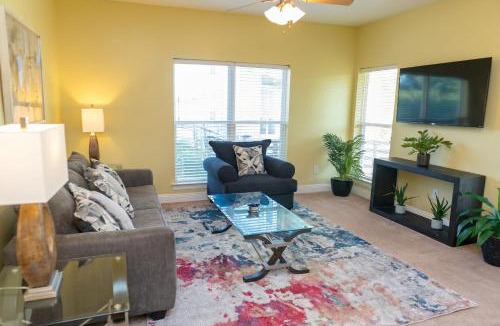Kreole Apartment | Crew Stay 3BR, Near Chevron and Ingalls, Kitchen -H-