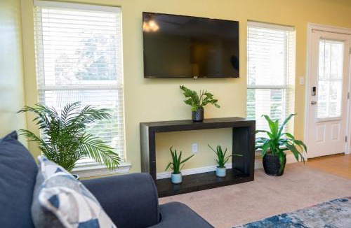 Kreole Apartment | Crew Stay 3BR, Near Chevron and Ingalls, Kitchen -H-