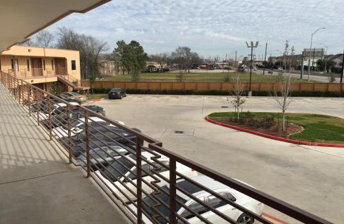 Willow Meadows/Willowbend Area Hotel | Crystal Inn