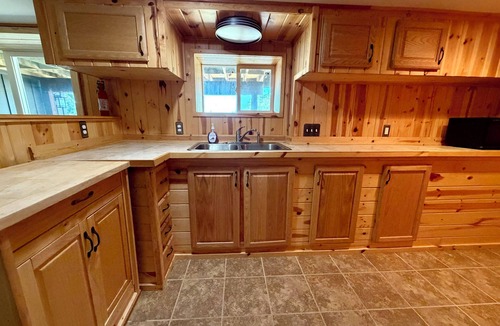 Gordon Cabin | Crystal Lake Retreat: Private Dock, Sauna, Parking, Firepit & 4BR