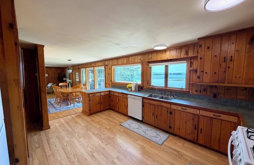 Gordon Cabin | Crystal Lake Retreat: Private Dock, Sauna, Parking, Firepit & 4BR