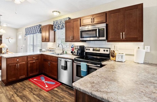 Delong House | Culver Lodge | 3BR/2BA, Near Lake Max & Academies