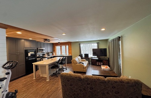 Harbor Springs Cabin | Cute 2-bedroom cabin in Harbor Springs perfect for relaxing getaways.