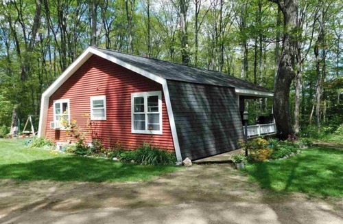 Harbor Springs Cabin | Cute 2-bedroom cabin in Harbor Springs perfect for relaxing getaways.