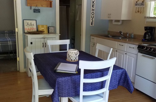 Silver Lake Cottage | Cute 2 Bedroom Lake View Cottage with Detached 'Bunk house'