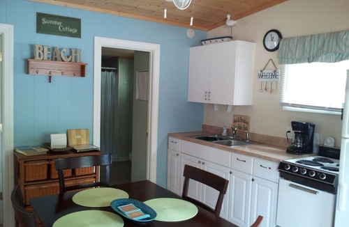 Silver Lake Cottage | Cute 2 Bedroom Lake View Cottage with Detached 'Bunk house'