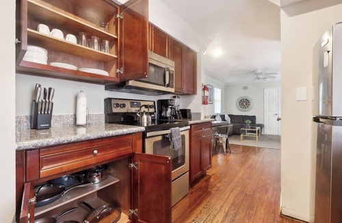 Treme House | Cute 2bed 1.5ba Townhouse 10min walk to French Q with free gated parking
