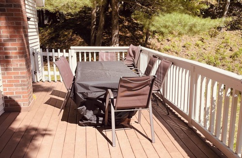 Higgins Lake Cottage | Cute 4 bed 2 bath cottage, short walk to shared road end dock.