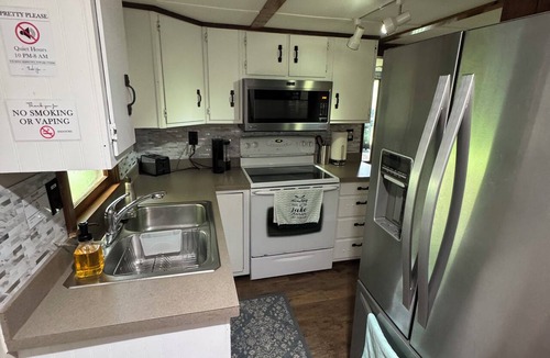 Hesperia Cottage | Darlington Lake Hideaway- Single Level Waterfront Cottage