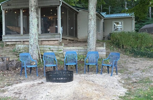 Hesperia Cottage | Darlington Lake Hideaway- Single Level Waterfront Cottage