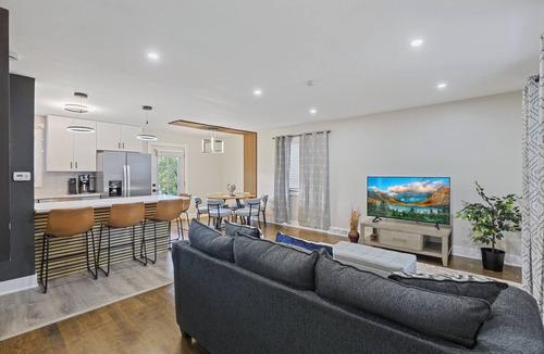 Glendale Heights House | Daydream: Spacious 5BR-2BA- Newly Remodeled!