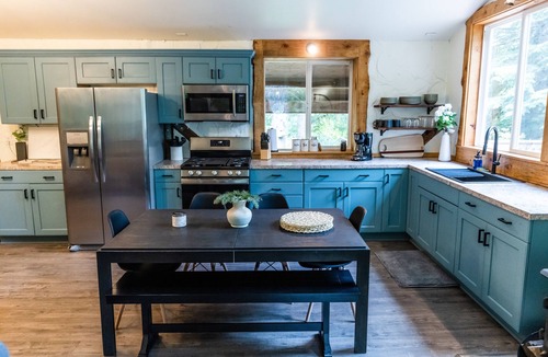 Ashford Cabin | Deer Hideout - King bed/HS WiFi/Hot Tub/Fire Pit