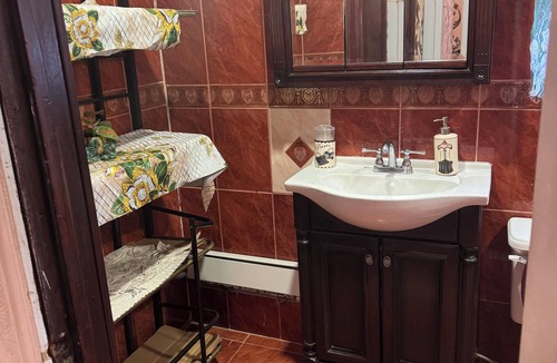 Pomonok House | Delightful 1-bedroom house with AC in vibrant Flushing