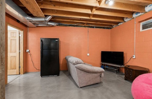 Lyndon Station Cabin | Dells Escape with Hot Tub Huge Game Room