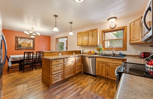 Lyndon Station Cabin | Dells Escape with Hot Tub Huge Game Room