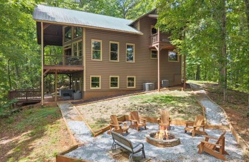 Cleveland House | Deluxe Cabin For Groups Near Helen w Hot Tub