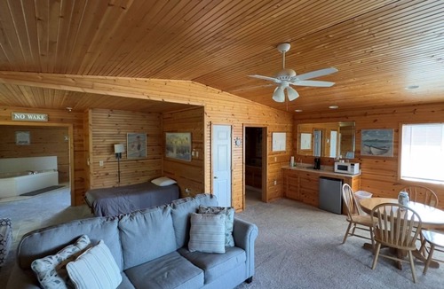 Alger Cabin | Deluxe Cabin (PF)(Accessible)
