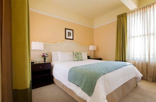 Goose Hollow Hotel | Deluxe Queen Room with Classic Hollywood Style