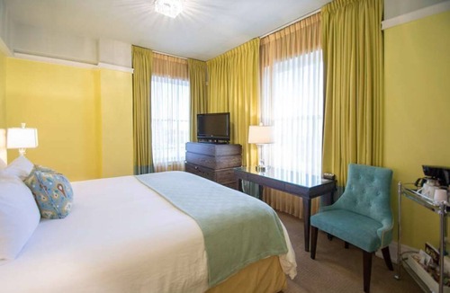 Goose Hollow Hotel | Deluxe Queen Room with Classic Hollywood Style