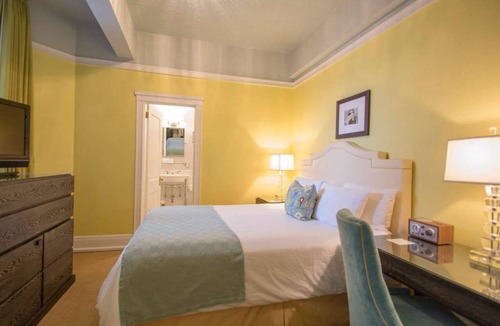 Goose Hollow Hotel | Deluxe Queen Room with Classic Hollywood Style