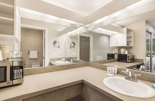 Rosario Hotel | Deluxe Waterfront King Living Room Ocean Views