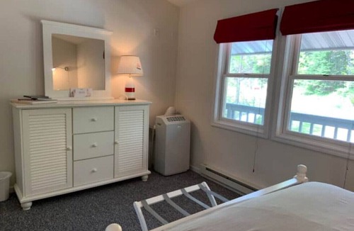 Red Cliff Apartment | DePerrys On The Lake Waterfront Access to Lake Superior