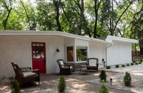 Des Plaines House | Des Plaines/Chicago Midcentury 2-Bedroom Guesthouse