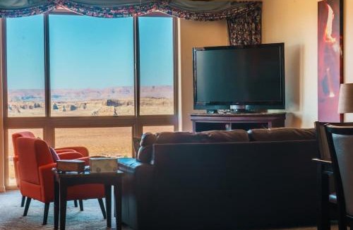 Greenehaven House | Desert Frontier with Garage, Boat Space, & WFH Workspace