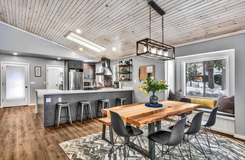 Truckee Cabin | Designer Cabin @Donner:Hot Tub, Arcade Game, Trail