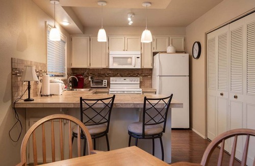Sisters Condo | Desperado - Updated Sisters Condo with Pool, Hot Tub & Fireplace