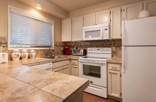 Sisters Condo | Desperado - Updated Sisters Condo with Pool, Hot Tub & Fireplace