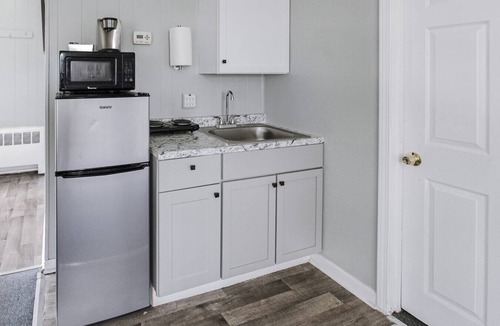 Riverview Apartment | Detroit 2Bd Family Home | Lake Erie Metropark