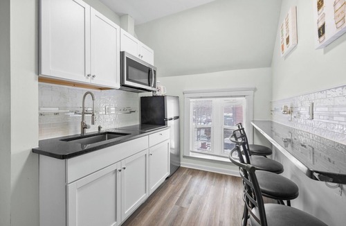 Mexicantown - Southwest Detroit Cottage | Detroit Getaway: 2-bedroom Apartment for 7 & Wifi