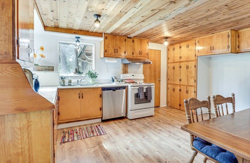 Gates Cabin | Detroit Lake Area Cabin 1/2 Mi to Santiam River
