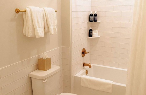Elk Rapids Apartment | Dexter Suite - 2 Queen Beds | Sleeper Sofa
