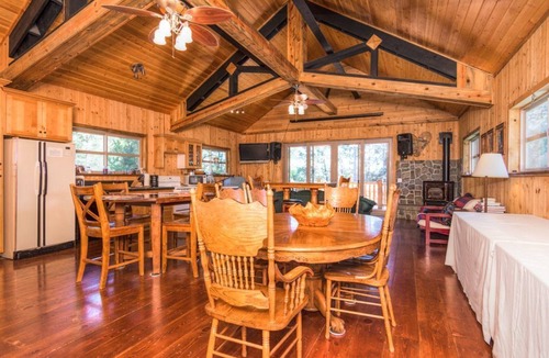La Pine Cabin | DiamondStone Lodge 5 BR Vacation Rental, great for small groups