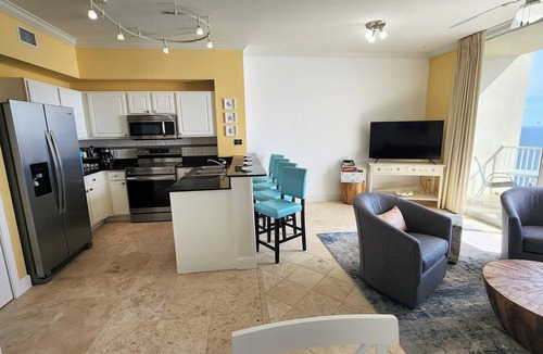 El Centro Beach Condo | Direct Beachfront Condo Near Pier Park! 2BD+Bunk 3BA, 2 Free Parking!