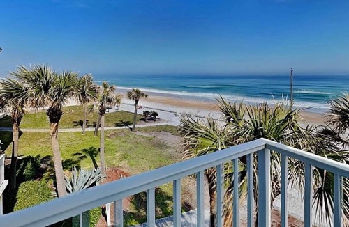 East Daytona Condo | Direct Ocean Views, Clean & Cozy Studio – Walk to Dining & Beach Fun