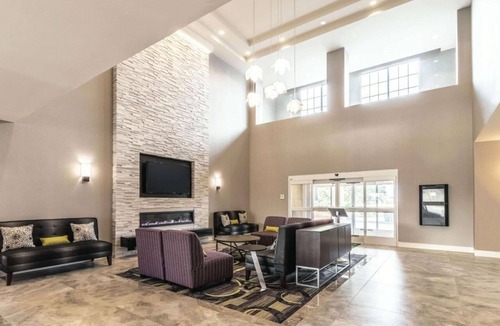 Arlington Hotel | Discover Arlington’s Magic: Comfort-Filled Stay by Six Flags & Stadium!