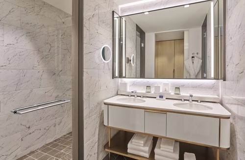 Fort Worth Cultural District Hotel | Discover Charm in Contemporary Room Near Historic Areas