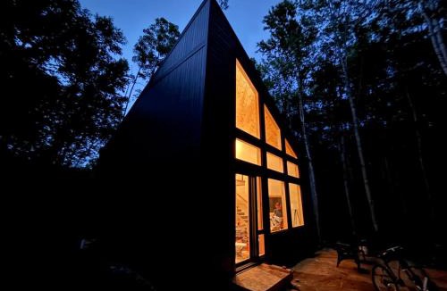 Mercer House | Distinctly modern cabin on quiet Northwoods lake