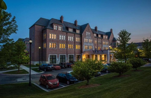 Rochester Hotel | Dive into the Heart of Rochester: 2 Elegant Rooms Near Boutiques & Eateries