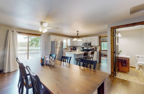 Deerwood Cabin | Dock & Fire Pit: 'Lakeside Solitude' in Deerwood!
