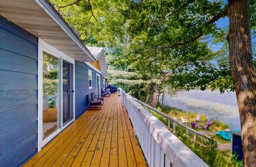 Deerwood House | Dock & Fire Pit: 'Lakeside Solitude' in Deerwood!